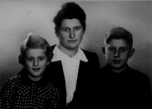 Margarete Fillweber mit Ihren Kindern Hanne u. Fritz 2. Generation